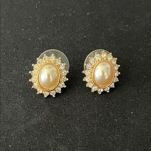 Gold Tone Rhinestone w/Faux Pearl Stud Earrings